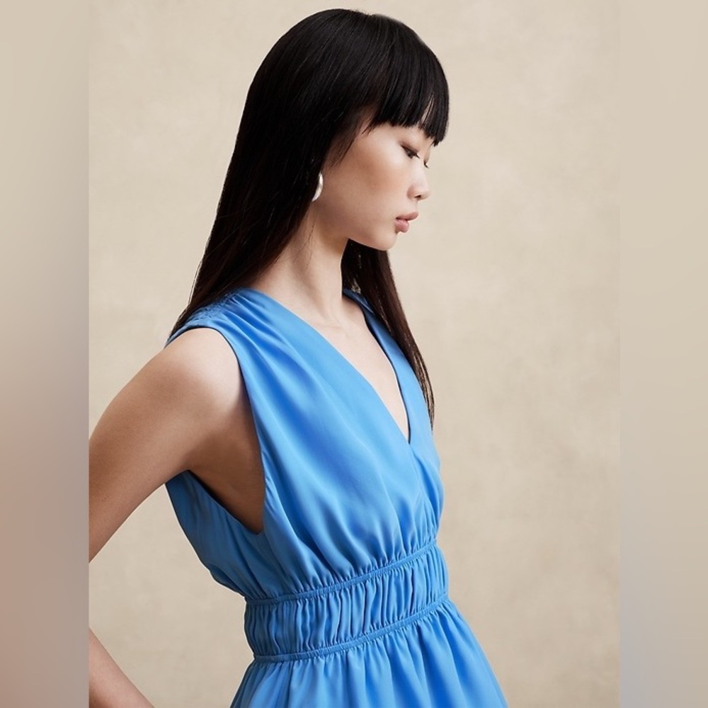 NWT Banana Republic Cascade Silk Blue Maxi Dress in size Medium - Picture 2 of 6